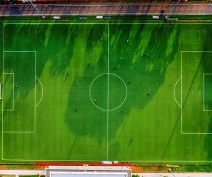 Im Leistungsfußball sind Spielstrategien unerlässlich, da sie Technik, Ausdauer und Taktik vereinen. Sie ermöglichen es Mannschaften, ihre Leistung mit anderen zu vergleichen, individuelle und kollektive Verbesserungen zu fördern und die Leidenschaft für ständige Weiterentwicklung aufrechtzuerhalten. Diese Strategien treiben Disziplin, Engagement und die Weiterentwicklung des Fußballs im Profi- und Amateurbereich voran und stärken den Teamgeist sowie die Liebe zum beliebtesten Sport der Welt.