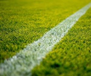 Im Leistungsfußball sind Spielstrategien unerlässlich, da sie Technik, Ausdauer und Taktik vereinen. Sie ermöglichen es Mannschaften, ihre Leistung mit anderen zu vergleichen, individuelle und kollektive Verbesserungen zu fördern und die Leidenschaft für ständige Weiterentwicklung aufrechtzuerhalten. Diese Strategien treiben Disziplin, Engagement und die Weiterentwicklung des Fußballs im Profi- und Amateurbereich voran und stärken den Teamgeist sowie die Liebe zum beliebtesten Sport der Welt.