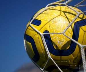 Im Leistungsfußball sind Spielstrategien unerlässlich, da sie Technik, Ausdauer und Taktik vereinen. Sie ermöglichen es Mannschaften, ihre Leistung mit anderen zu vergleichen, individuelle und kollektive Verbesserungen zu fördern und die Leidenschaft für ständige Weiterentwicklung aufrechtzuerhalten. Diese Strategien treiben Disziplin, Engagement und die Weiterentwicklung des Fußballs im Profi- und Amateurbereich voran und stärken den Teamgeist sowie die Liebe zum beliebtesten Sport der Welt.