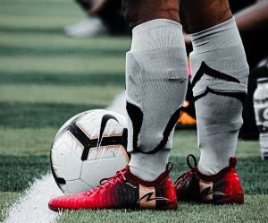 Im Leistungsfußball sind Spielstrategien unerlässlich, da sie Technik, Ausdauer und Taktik vereinen. Sie ermöglichen es Mannschaften, ihre Leistung mit anderen zu vergleichen, individuelle und kollektive Verbesserungen zu fördern und die Leidenschaft für ständige Weiterentwicklung aufrechtzuerhalten. Diese Strategien treiben Disziplin, Engagement und die Weiterentwicklung des Fußballs im Profi- und Amateurbereich voran und stärken den Teamgeist sowie die Liebe zum beliebtesten Sport der Welt.