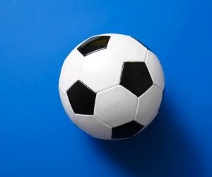 Im Leistungsfußball sind Spielstrategien unerlässlich, da sie Technik, Ausdauer und Taktik vereinen. Sie ermöglichen es Mannschaften, ihre Leistung mit anderen zu vergleichen, individuelle und kollektive Verbesserungen zu fördern und die Leidenschaft für ständige Weiterentwicklung aufrechtzuerhalten. Diese Strategien treiben Disziplin, Engagement und die Weiterentwicklung des Fußballs im Profi- und Amateurbereich voran und stärken den Teamgeist sowie die Liebe zum beliebtesten Sport der Welt.