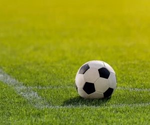 Im Leistungsfußball sind Spielstrategien unerlässlich, da sie Technik, Ausdauer und Taktik vereinen. Sie ermöglichen es Mannschaften, ihre Leistung mit anderen zu vergleichen, individuelle und kollektive Verbesserungen zu fördern und die Leidenschaft für ständige Weiterentwicklung aufrechtzuerhalten. Diese Strategien treiben Disziplin, Engagement und die Weiterentwicklung des Fußballs im Profi- und Amateurbereich voran und stärken den Teamgeist sowie die Liebe zum beliebtesten Sport der Welt.