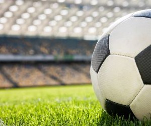 Im Leistungsfußball sind Spielstrategien unerlässlich, da sie Technik, Ausdauer und Taktik vereinen. Sie ermöglichen es Mannschaften, ihre Leistung mit anderen zu vergleichen, individuelle und kollektive Verbesserungen zu fördern und die Leidenschaft für ständige Weiterentwicklung aufrechtzuerhalten. Diese Strategien treiben Disziplin, Engagement und die Weiterentwicklung des Fußballs im Profi- und Amateurbereich voran und stärken den Teamgeist sowie die Liebe zum beliebtesten Sport der Welt.