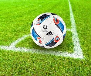 Im Leistungsfußball sind Spielstrategien unerlässlich, da sie Technik, Ausdauer und Taktik vereinen. Sie ermöglichen es Mannschaften, ihre Leistung mit anderen zu vergleichen, individuelle und kollektive Verbesserungen zu fördern und die Leidenschaft für ständige Weiterentwicklung aufrechtzuerhalten. Diese Strategien treiben Disziplin, Engagement und die Weiterentwicklung des Fußballs im Profi- und Amateurbereich voran und stärken den Teamgeist sowie die Liebe zum beliebtesten Sport der Welt.