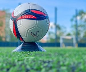 Im Leistungsfußball sind Spielstrategien unerlässlich, da sie Technik, Ausdauer und Taktik vereinen. Sie ermöglichen es Mannschaften, ihre Leistung mit anderen zu vergleichen, individuelle und kollektive Verbesserungen zu fördern und die Leidenschaft für ständige Weiterentwicklung aufrechtzuerhalten. Diese Strategien treiben Disziplin, Engagement und die Weiterentwicklung des Fußballs im Profi- und Amateurbereich voran und stärken den Teamgeist sowie die Liebe zum beliebtesten Sport der Welt.