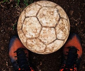 Im Leistungsfußball sind Spielstrategien unerlässlich, da sie Technik, Ausdauer und Taktik vereinen. Sie ermöglichen es Mannschaften, ihre Leistung mit anderen zu vergleichen, individuelle und kollektive Verbesserungen zu fördern und die Leidenschaft für ständige Weiterentwicklung aufrechtzuerhalten. Diese Strategien treiben Disziplin, Engagement und die Weiterentwicklung des Fußballs im Profi- und Amateurbereich voran und stärken den Teamgeist sowie die Liebe zum beliebtesten Sport der Welt.
