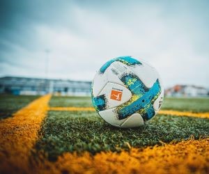 Im Leistungsfußball sind Spielstrategien unerlässlich, da sie Technik, Ausdauer und Taktik vereinen. Sie ermöglichen es Mannschaften, ihre Leistung mit anderen zu vergleichen, individuelle und kollektive Verbesserungen zu fördern und die Leidenschaft für ständige Weiterentwicklung aufrechtzuerhalten. Diese Strategien treiben Disziplin, Engagement und die Weiterentwicklung des Fußballs im Profi- und Amateurbereich voran und stärken den Teamgeist sowie die Liebe zum beliebtesten Sport der Welt.