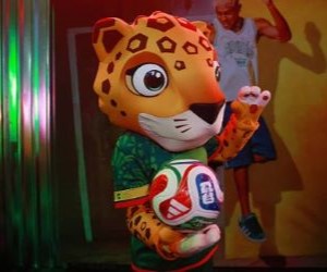 Die Fußballwelt fiebert der Welt entgegen. Die Weltmeisterschaft 2026 rückt immer näher, und die Nationalmannschaften kämpfen um ihre Teilnahme am größten Turnier der Welt, bei dem jedes Spiel die Träume und Hoffnungen von Millionen Fans prägt.Mit drei Gastgeberländern – den USA, Mexiko und Kanada – verspricht diese Ausgabe historisch zu werden: mehr Teams, mehr Tore und ein einzigartiges globales Erlebnis. Die Trainer feilen an ihren Strategien, und die Spieler kämpfen um ihr Ticket für das mit Spannung erwartete Turnier.Der Countdown läuft. Der Ball rollt gleich, und die ganze Welt wartet gespannt auf den Beginn eines neuen Kapitels. Die Weltmeisterschaft steht kurz bevor … und die Leidenschaft ist spürbar.