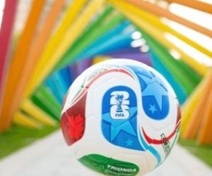 Die Leidenschaft für Fußball geht weit über 90 Minuten hinaus. Sie ist Emotion, Identität und Gefühl. Sie vereint Generationen, überwindet Grenzen und lässt jedes Tor zu einem gemeinsamen Jubel werden. Auf jedem Platz, von den größten Stadien bis zu den bescheidensten Bolzplätzen, schlägt dasselbe Herz: die Liebe zum Spiel. Fußball wird nicht nur gespielt; er wird gelebt, gefühlt und geteilt. Denn hinter jedem Trikot, jedem Gesang und jedem Blick zum Himmel verbirgt sich eine Geschichte, ein Traum und eine Leidenschaft, die niemals stirbt.