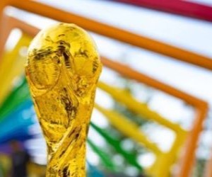Die Fußballwelt fiebert der Welt entgegen. Die Weltmeisterschaft 2026 rückt immer näher, und die Nationalmannschaften kämpfen um ihre Teilnahme am größten Turnier der Welt, bei dem jedes Spiel die Träume und Hoffnungen von Millionen Fans prägt.Mit drei Gastgeberländern – den USA, Mexiko und Kanada – verspricht diese Ausgabe historisch zu werden: mehr Teams, mehr Tore und ein einzigartiges globales Erlebnis. Die Trainer feilen an ihren Strategien, und die Spieler kämpfen um ihr Ticket für das mit Spannung erwartete Turnier.Der Countdown läuft. Der Ball rollt gleich, und die ganze Welt wartet gespannt auf den Beginn eines neuen Kapitels. Die Weltmeisterschaft steht kurz bevor … und die Leidenschaft ist spürbar.