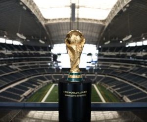 Die Leidenschaft für Fußball geht weit über 90 Minuten hinaus. Sie ist Emotion, Identität und Gefühl. Sie vereint Generationen, überwindet Grenzen und lässt jedes Tor zu einem gemeinsamen Jubel werden. Auf jedem Platz, von den größten Stadien bis zu den bescheidensten Bolzplätzen, schlägt dasselbe Herz: die Liebe zum Spiel. Fußball wird nicht nur gespielt; er wird gelebt, gefühlt und geteilt. Denn hinter jedem Trikot, jedem Gesang und jedem Blick zum Himmel verbirgt sich eine Geschichte, ein Traum und eine Leidenschaft, die niemals stirbt.